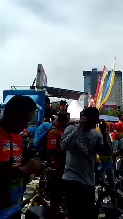 Tasya rosmah di monumen kapal selam Surabaya