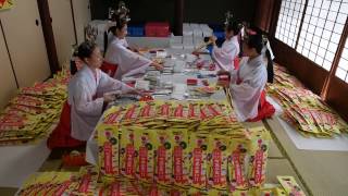 七五三祝い袋の袋詰め作業