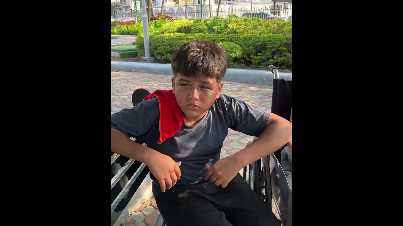 Millonario regala pañales lleno de dinero a Joven para salvar a su hermanita 😭 en navidad