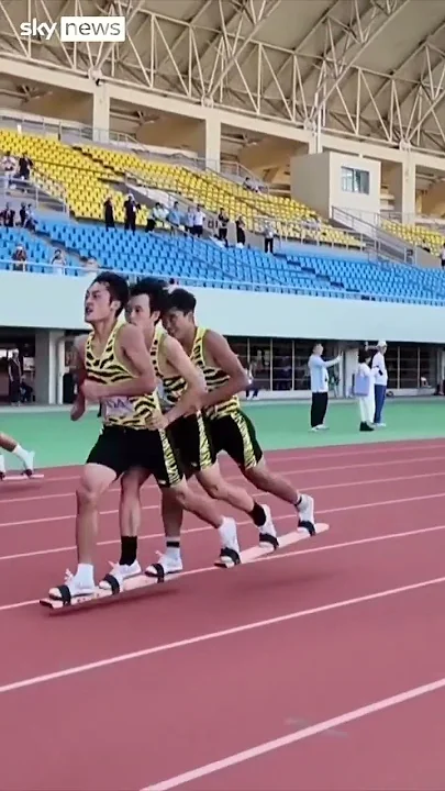 Board-shoe racing takes place at Chinese National Traditional Games
