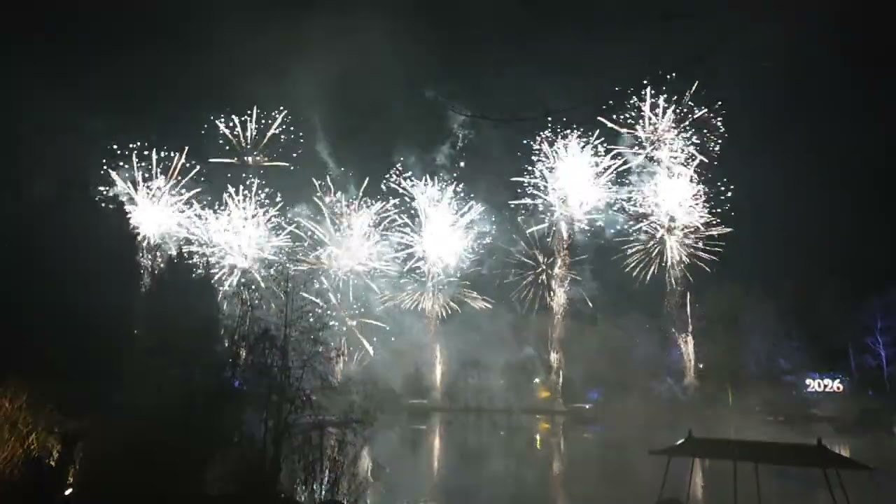 oud en nieuw vuurwerkshow 2025 / 2026 in de Efteling bij gondoletta vijver