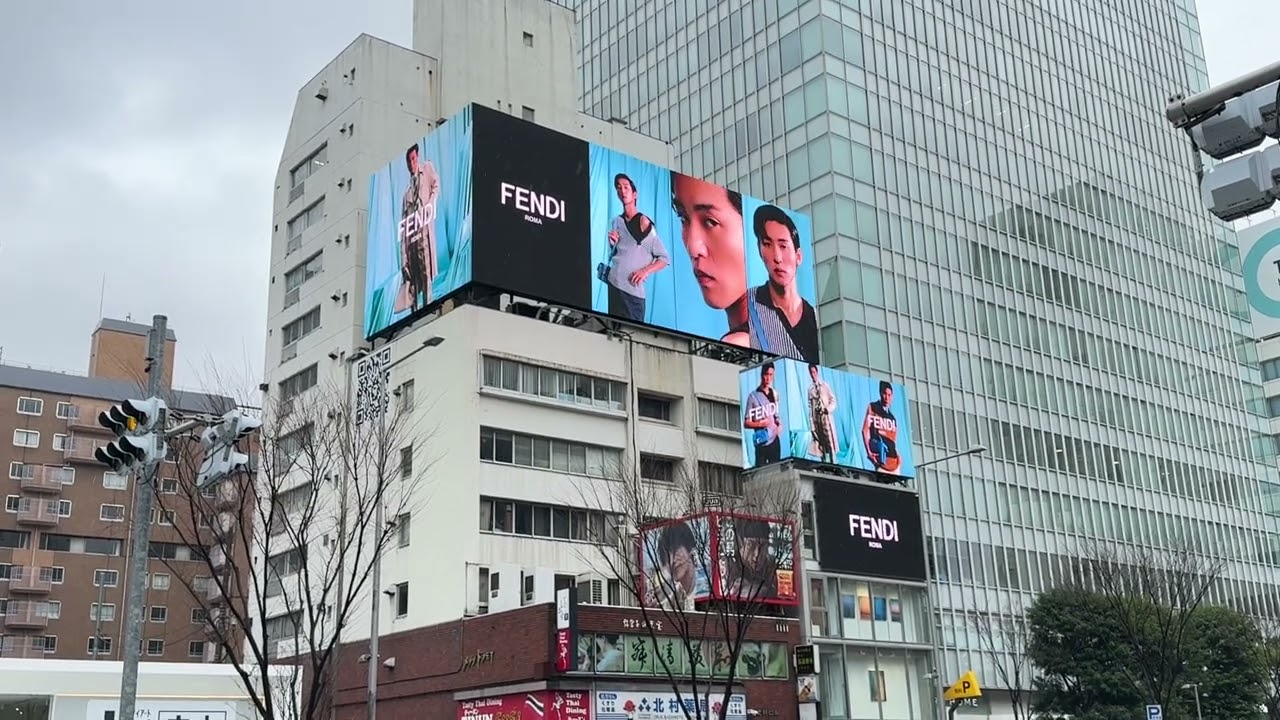 FENDI、Snow Manの目黒蓮さんを起用し表参道で屋外広告を実施！｜SPACE