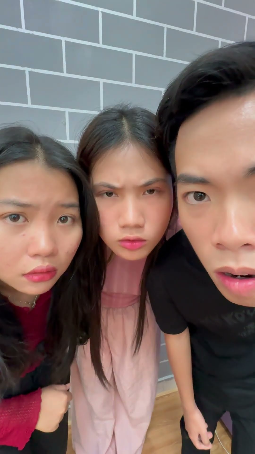 LNS - Có 1 con MA trong căn phòng || a ghost in the room #shorts