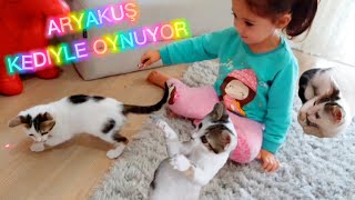 Aryakus Kediye Lazer Tutuyor Çocuk