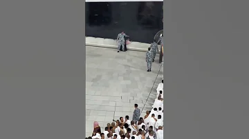 امرأة تكسر الحاجز الامن لتقبل الحجر الاسود عند الكعبة المشرفة 