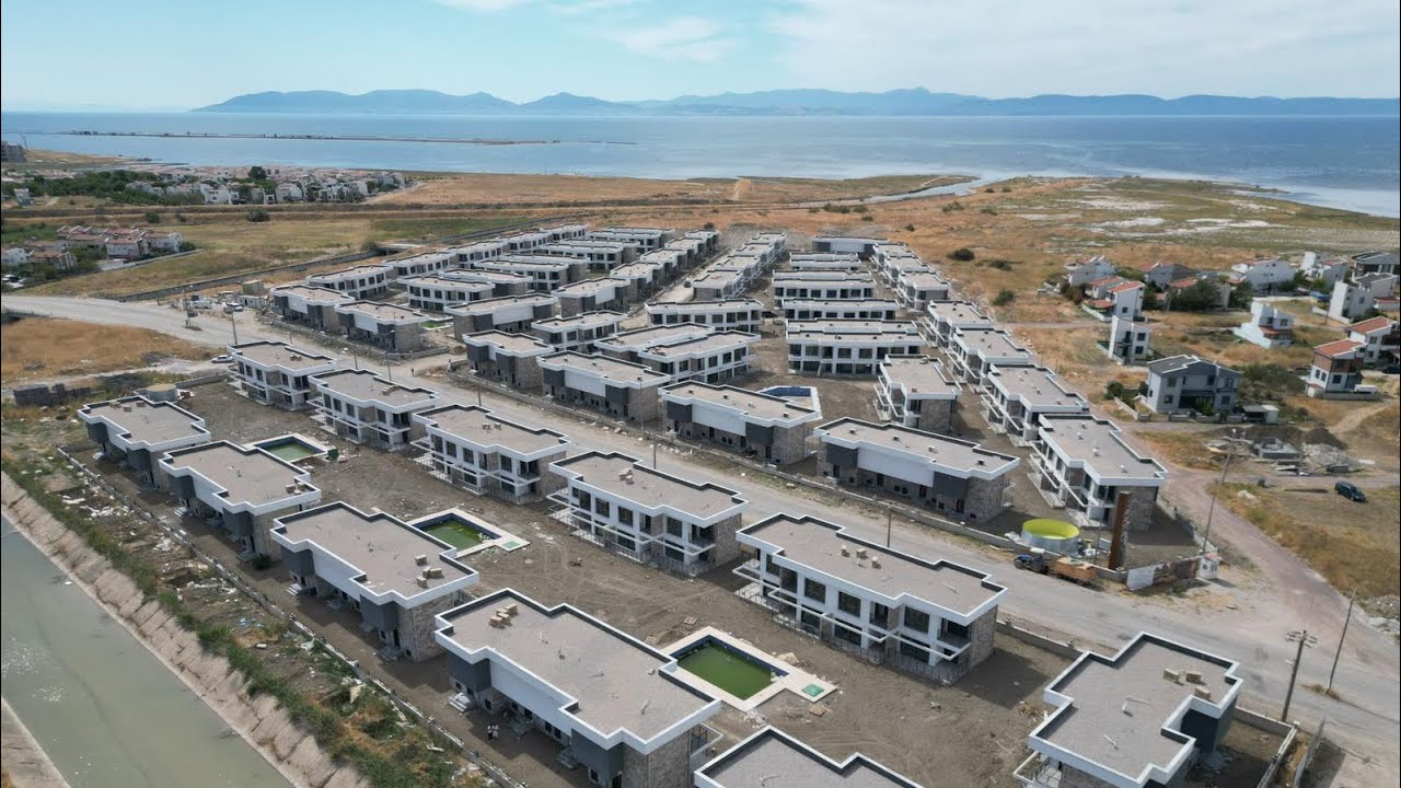 Gardenya Ayvalık Satılık 2+1 Bahçeli Havuzlu Site içi