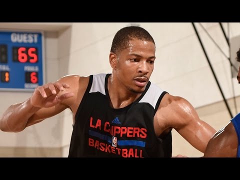 Geron Johnson dishes to Liam McMorrow for the Clippers' jam