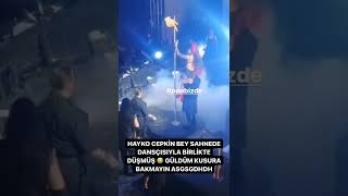 Hayko Cepkin Sahnede Dansçısıyla Birlikte Düşüyor