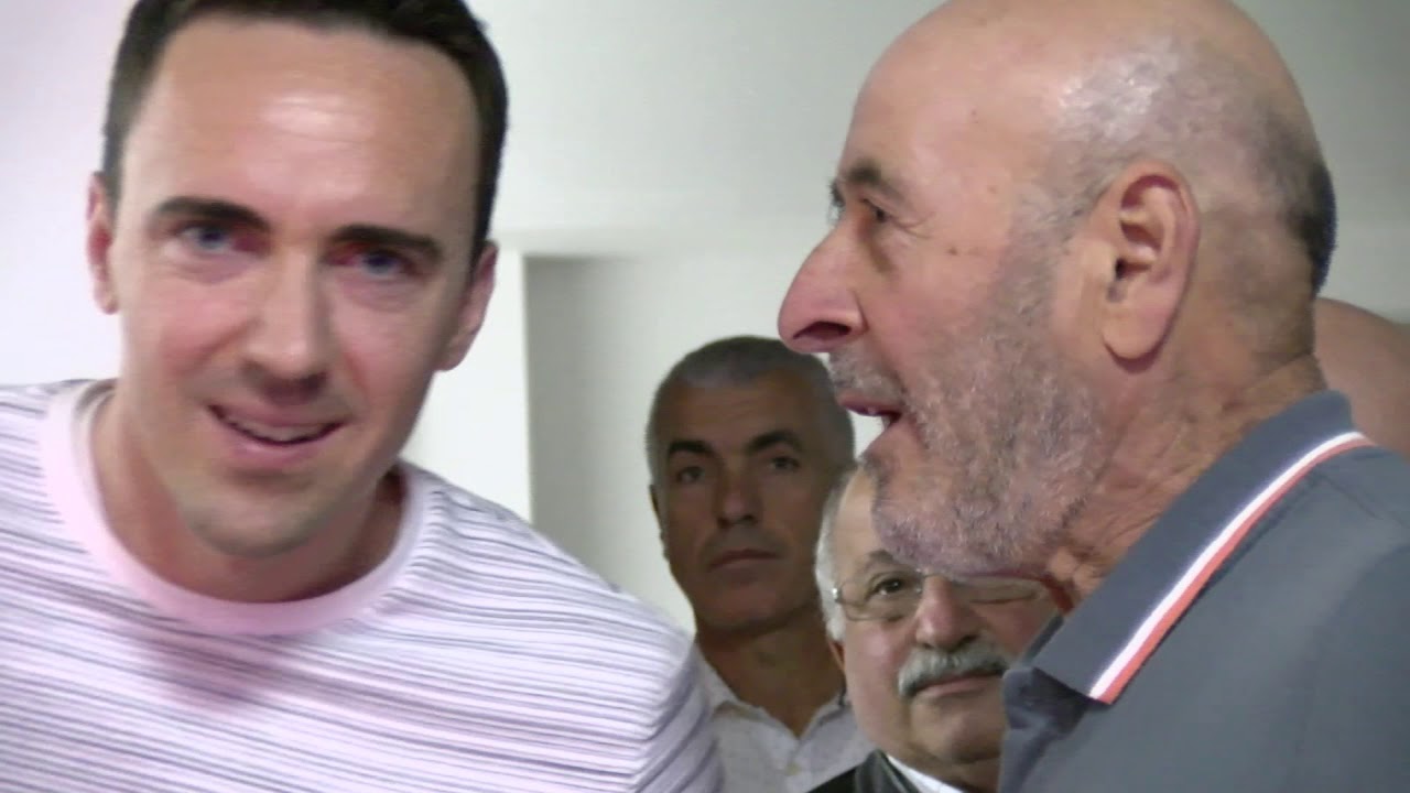 Coppia di inglesi prende casa a San Mauro La Bruca: festa in paese