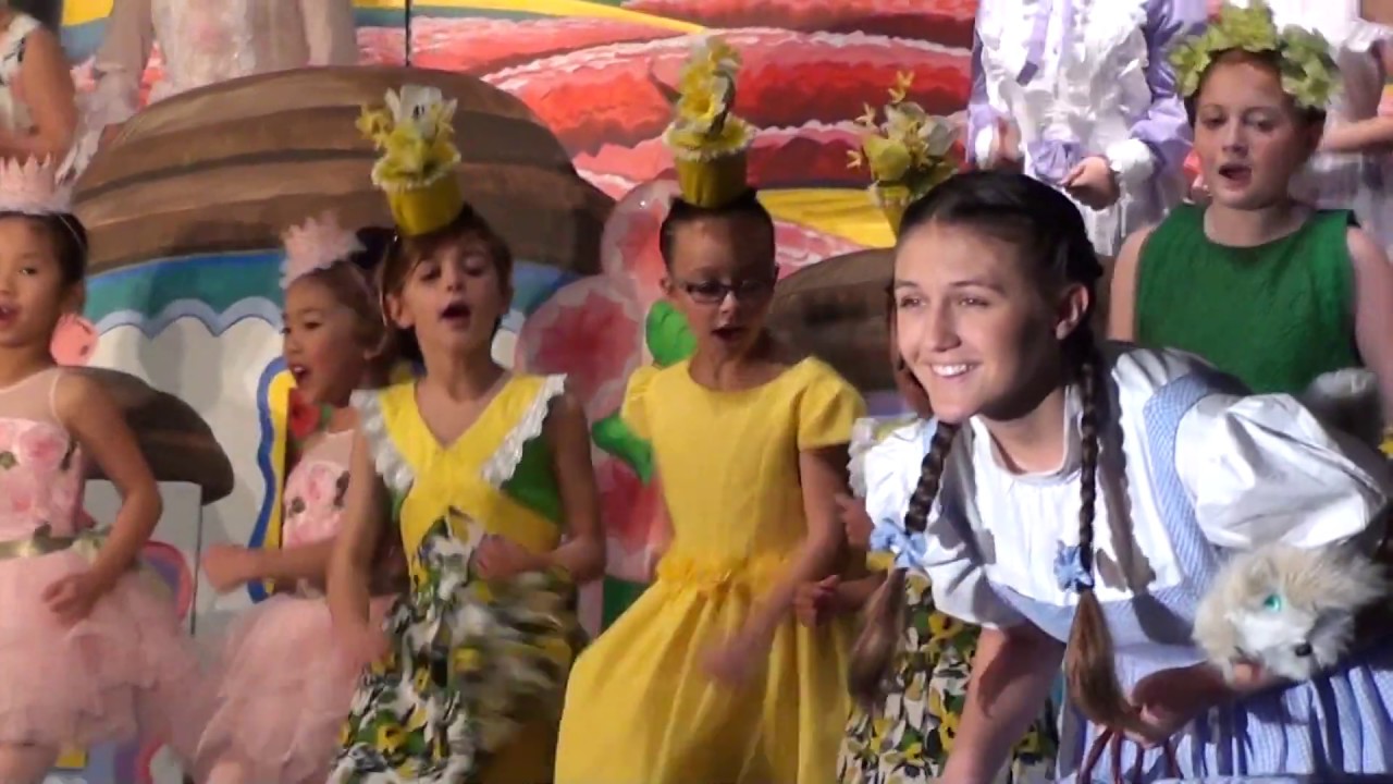 THE WIZARD OF OZ / Munchkinland