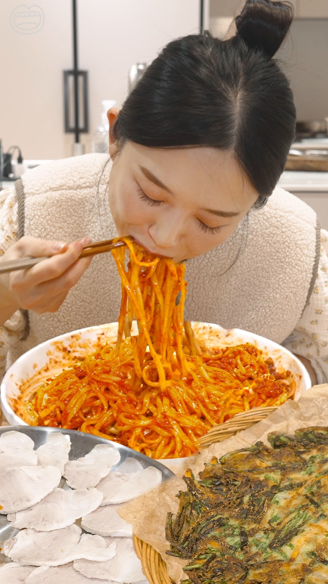 냉제육엔 비빔칼국수