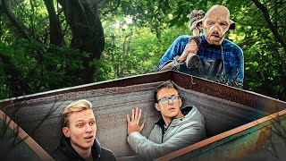 картинка: ПРЯЧЕМСЯ В БУНКЕРЕ ОТ СУМАСШЕДШЕГО ФЕРМЕРА. ПСИХ С ФЕРМЫ НАБРОСИЛСЯ НА НАС