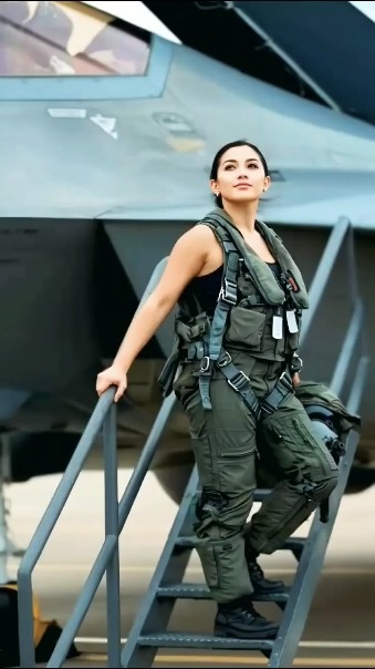 Amazing Female F-22 Raptor Pilot in Action #soldiers #womenpilot #usa # ...