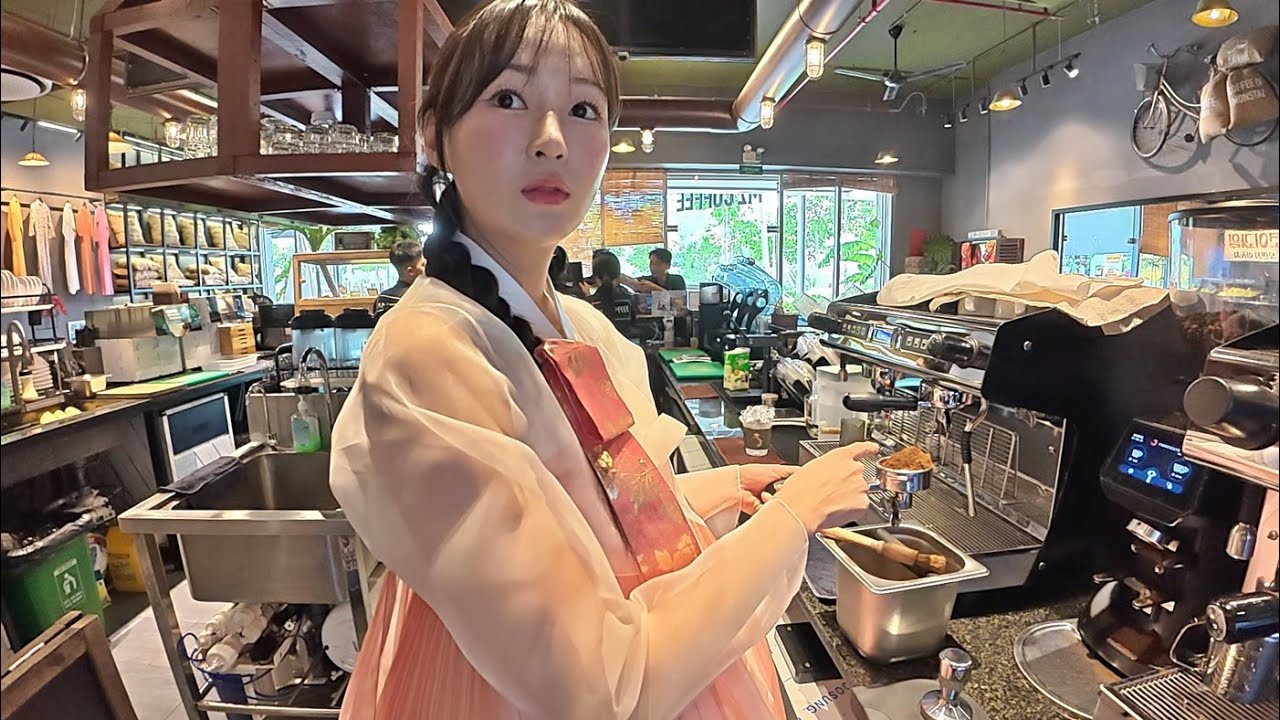 한복 입고 카페에서 일을 하면 생기는 일
