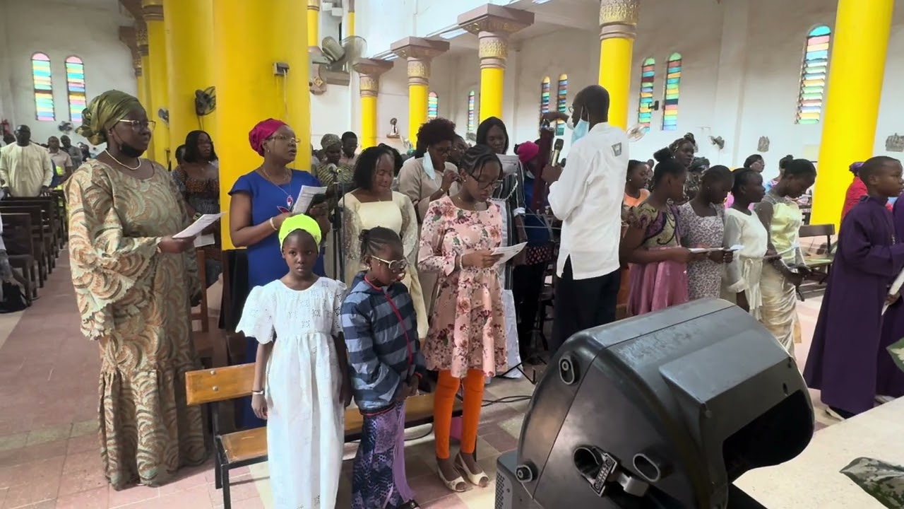 Louange à Toi Seigneur très Saint (Louange Eucharistique - Avent C230)