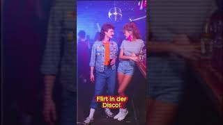 80er-Flirt in der Disco! 🕺🪩#shorts #80er #retro #disco #nostalgie #zeitreise #club #party #ai