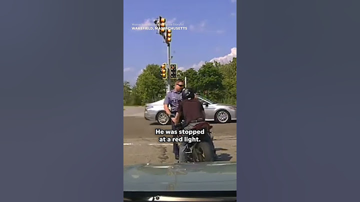 רוכב אופנוע מסיע שוטר ממלכתי לתוך תנועה מתקרבת #Shorts