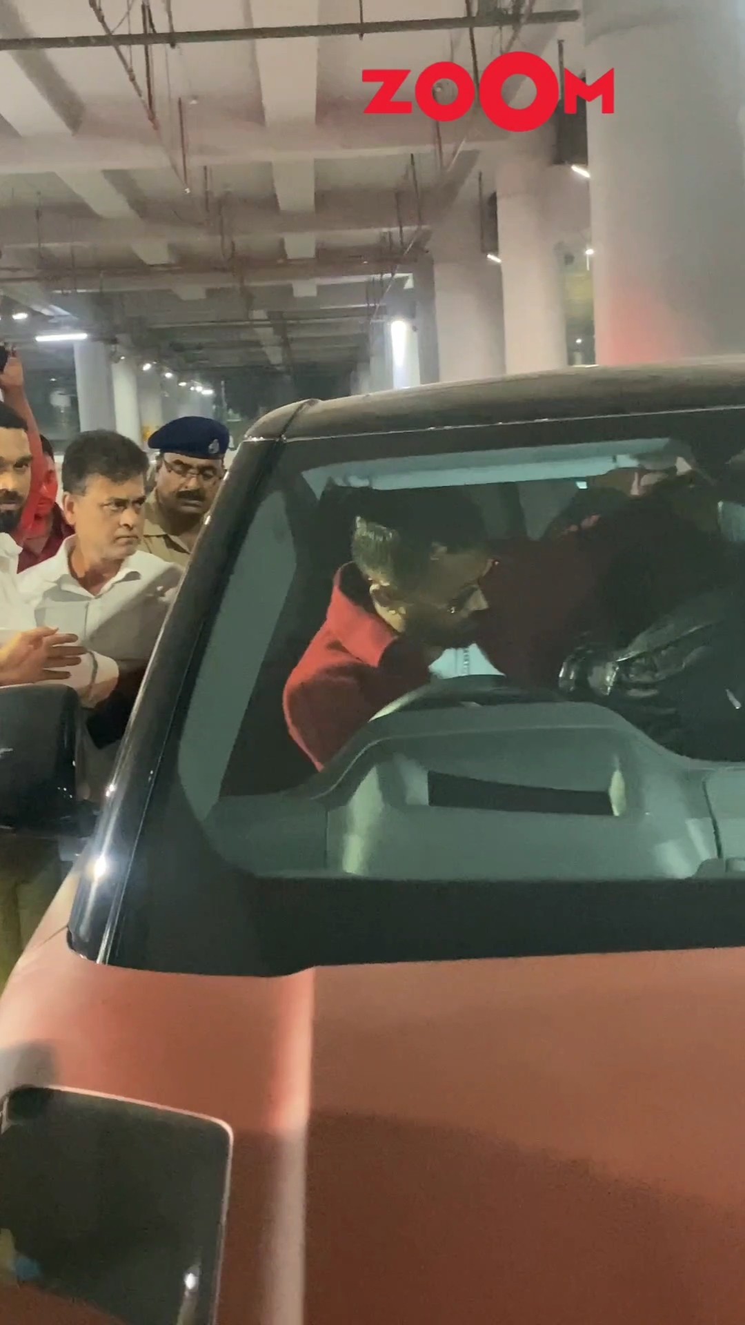 Hardik Pandya's GRAND welcome at Mumbai airport; DRIVES himself post Champions Trophy win #shorts