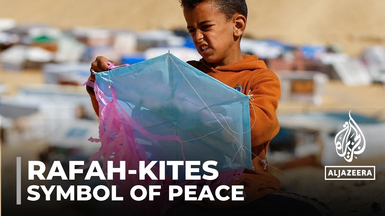 مئات الأطفال الفلسطينيين يطلقون الطائرات الورقية في رفح كرمز للسلام في زمن الحرب