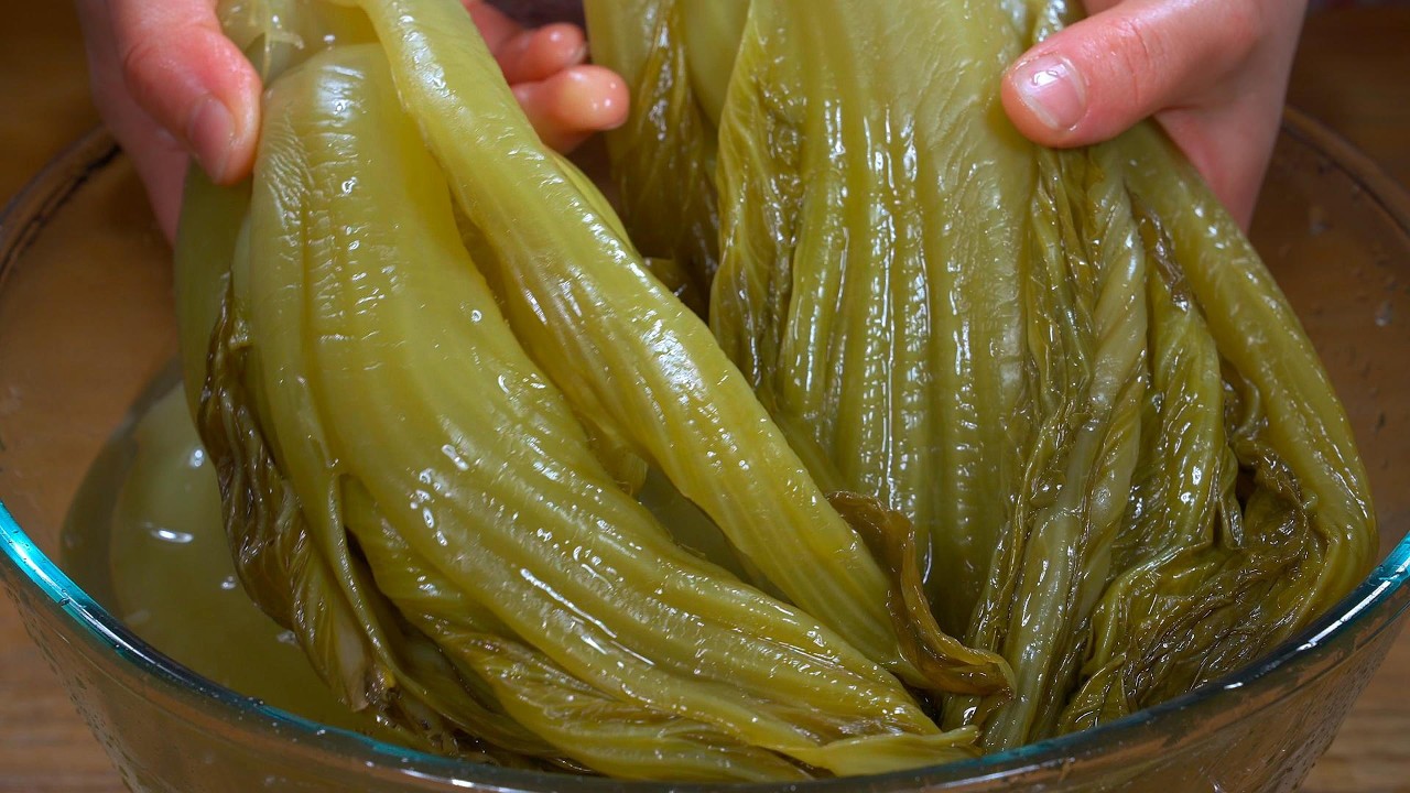 这是奶奶吃了一辈子的老式酸菜做法，不加盐，没有任何的添加剂，金黄透亮，干净卫生，健康又好吃#like #美食 #food #cooking