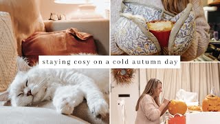 Staying Cosy On A Cold Autumn Evening | baking spiced pear crumble, pumpkin carving, comforting soup