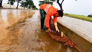 Remove Debris And Leaf Clogging Drain Flood Rain On Street Road by Clean  Daily12M 978 views 4 months ago 4 minutes, 19 seconds