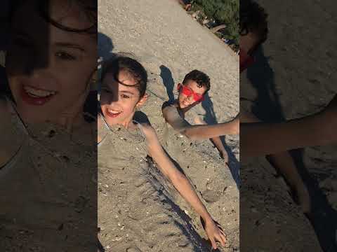 ساعدوني انقذونا من الرمل  