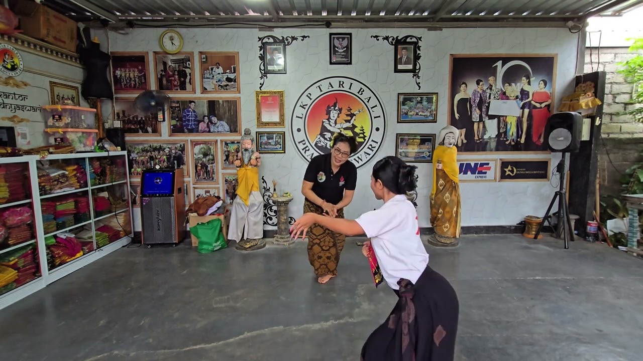 LATIHAN MENARI LEGONG MAHAWIDYA