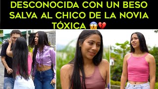 Desconocida con un beso salva al chico de la novia tóxica 😱💔