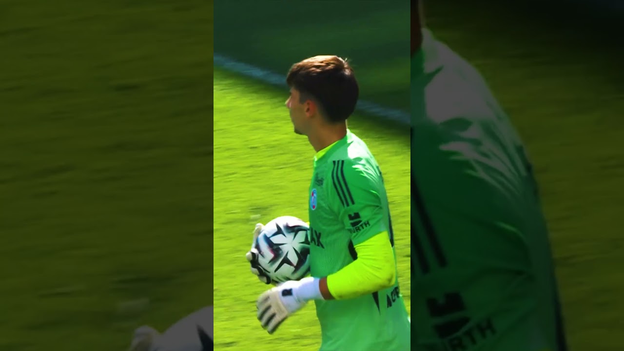 Les arrêts de Mike Penders face au Paris FC