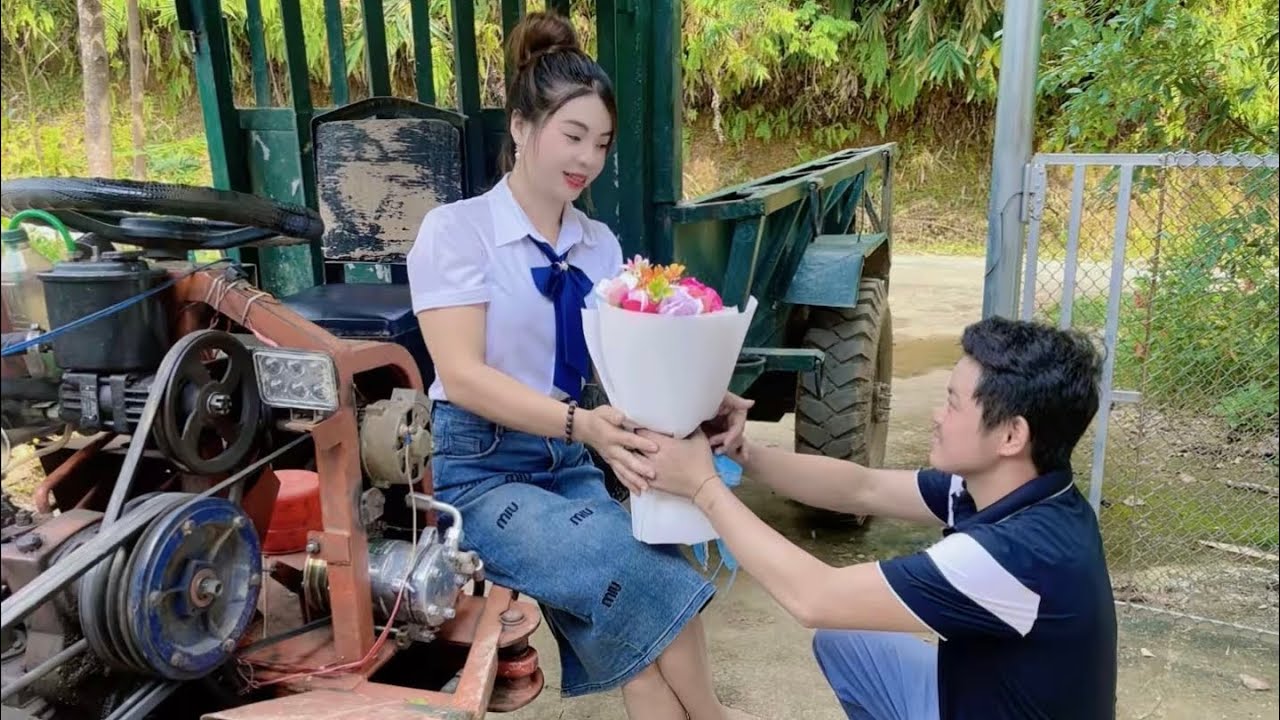 Huong Repair continues to assemble the tractor after it was dismantled.