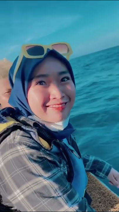 Viral cewek ini minum air laut sampai muntah di tengah laut ‼️😱 ternyata air laut enak juga