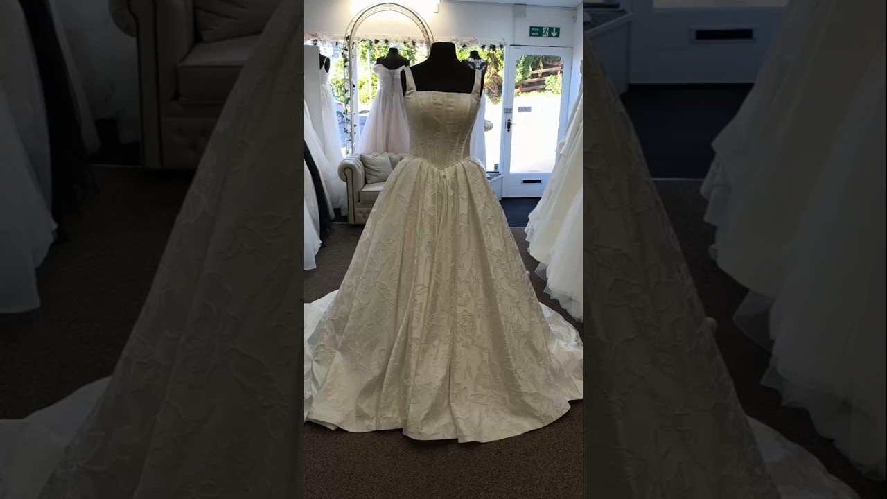 ELLERIE CLASSIC BALLGOWN WEDDING DRESS