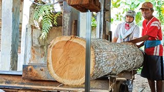 The process of making beams from teak wood for the roof frame of a house