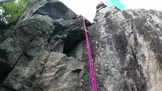 Klettersteig Todtnau im Schwarzwald. Abseilen nach Schweizer Methode.