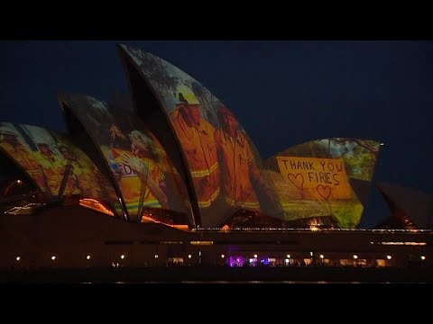 Ópera de Sidney ilumina-se para homenagear bombeiros