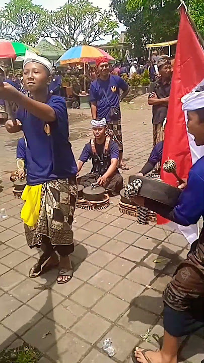 Gamelan Baleganjur, upacara ngaben di Pura Dalem Batuyang, Batubulan, Bali Indonesia