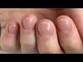 Maniküre und natürliche Gelnägel bei kurzen, gebissenen Fingernägeln