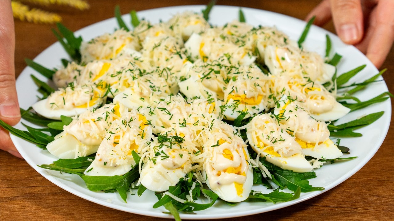 Приготовьте его с яйцами — все просят рецепт! Самая простая и вкусная закуска!