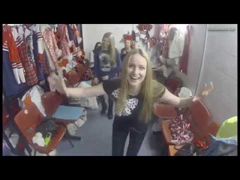 ჰოკეის გოგონების გასახდელში.