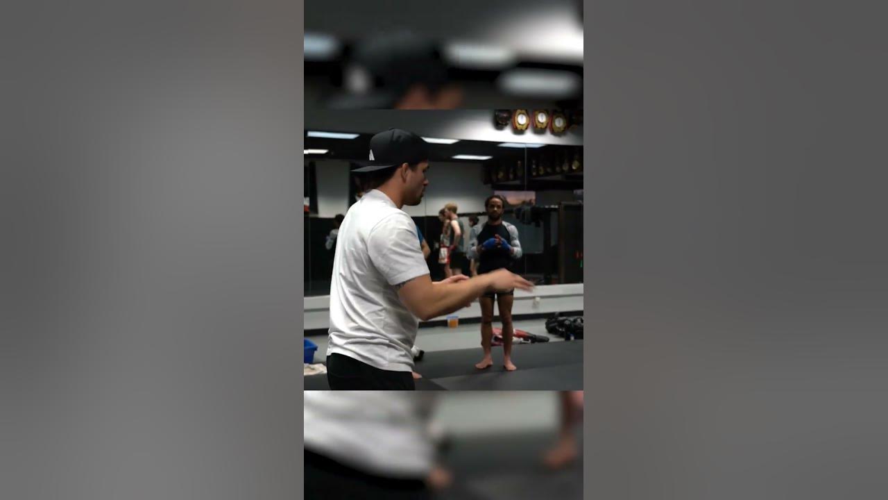 entering-the-clinch-with-controls-for-elbows-in-muay-thai-class-art