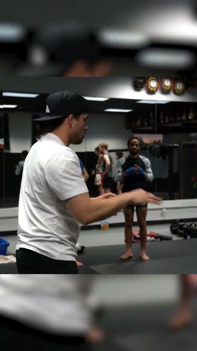 entering-the-clinch-with-controls-for-elbows-in-muay-thai-class-art