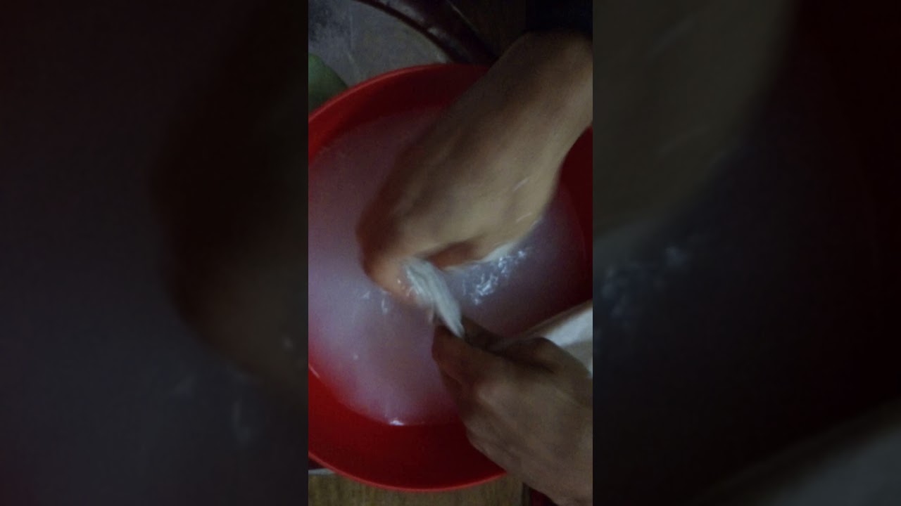 طريقة ازالة بقع الشحم والزيت من الملابس باستخدام زيت الاكل