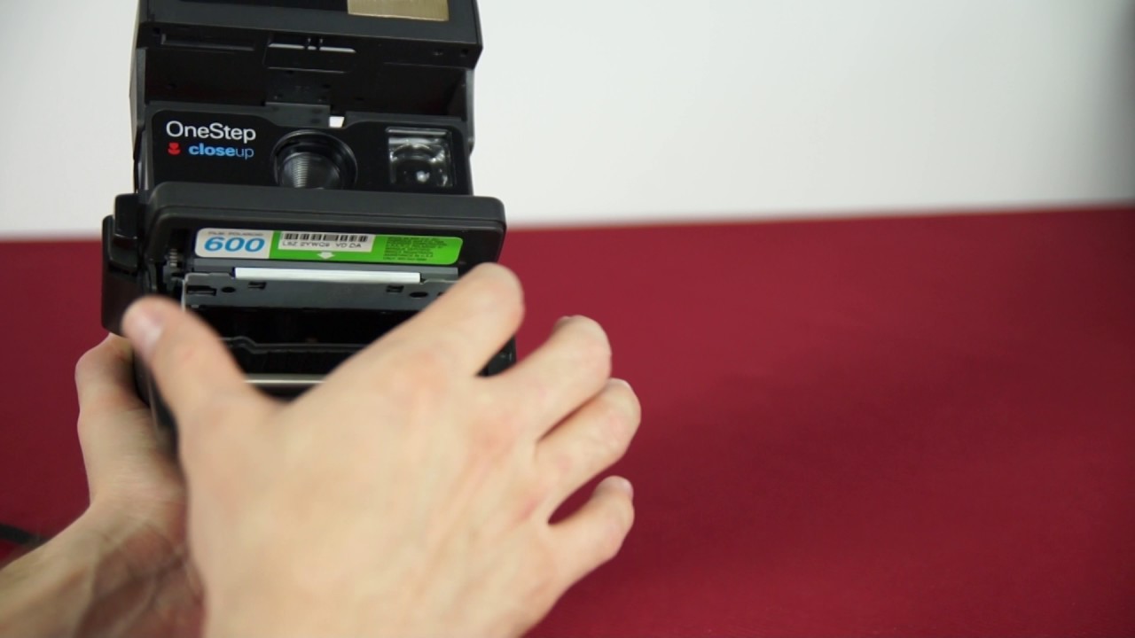 Как поменять батарейки в полароид Фотоаппарат Polaroid 600 - YouTube