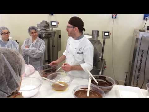 Video: Di Cosa è Fatto Il Cioccolato Bianco?