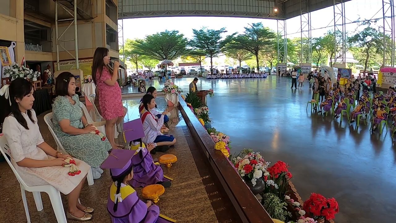 ตัวแทนผู้ปกครองนักเรียนกล่าวขอบคุณโรงเรียน พิธีมอบวุฒิบัตรนักเรียน ปีการศึกษา 2568