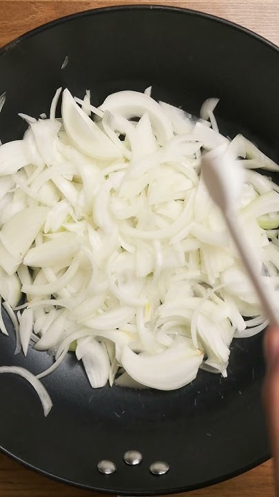 How Long Does it Actually Take to Caramelize Onions? - YouTube