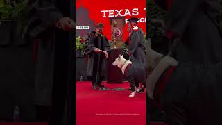 🎓 PERRO de SERVICIO RECIBIÓ su PROPIO DIPLOMA en la GRADUACIÓN UNIVERSITARIA de su DUEÑA