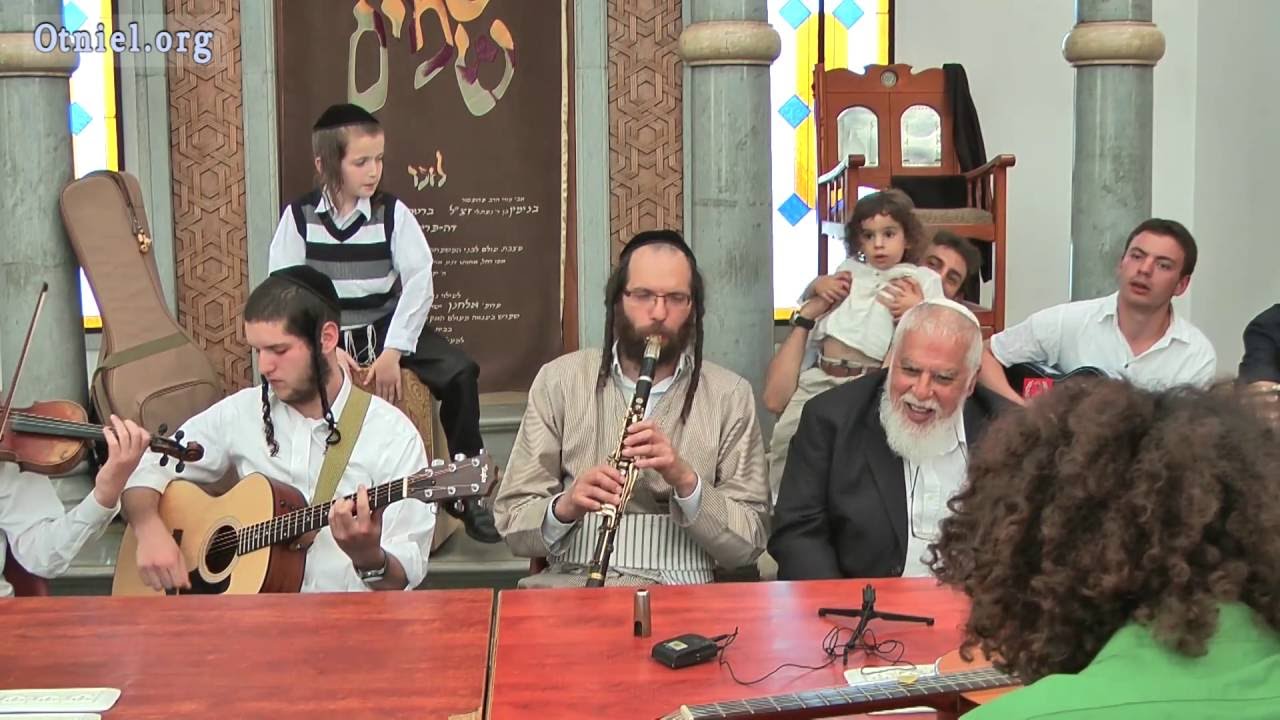 'עבודת הניגון' -  קבלת שבת עם חיליק פרנק ותלמידי הישיבה