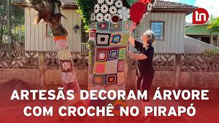 Artesãs de Apucarana (PR) decoram árvore com crochê e criam nova atração no Pirapó